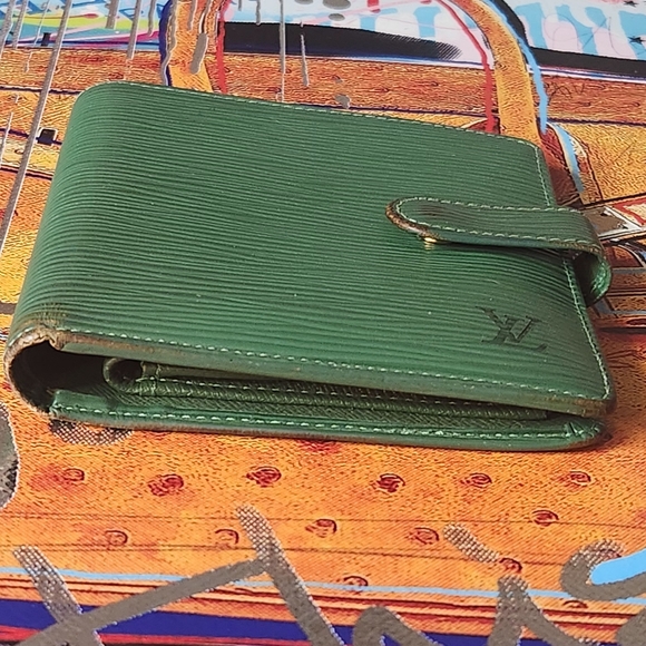 Green Louis Vuitton Epi Snap Wallet - Picture 10 of 16